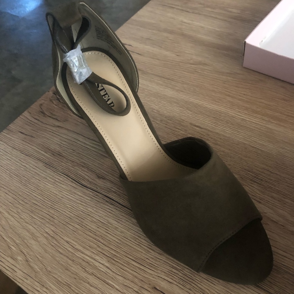 SALE ✨ Any 2 Items, 20% Off ✨ NWT JustFab // Olive Open Toed Heels